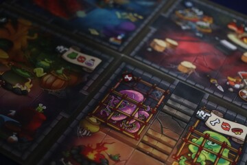 Keep the Heroes Out + 2 rozšíření